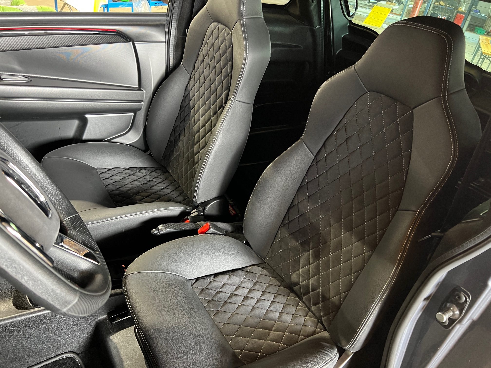 Sitze im Microcar in der Microcar Clinic in Dortmund