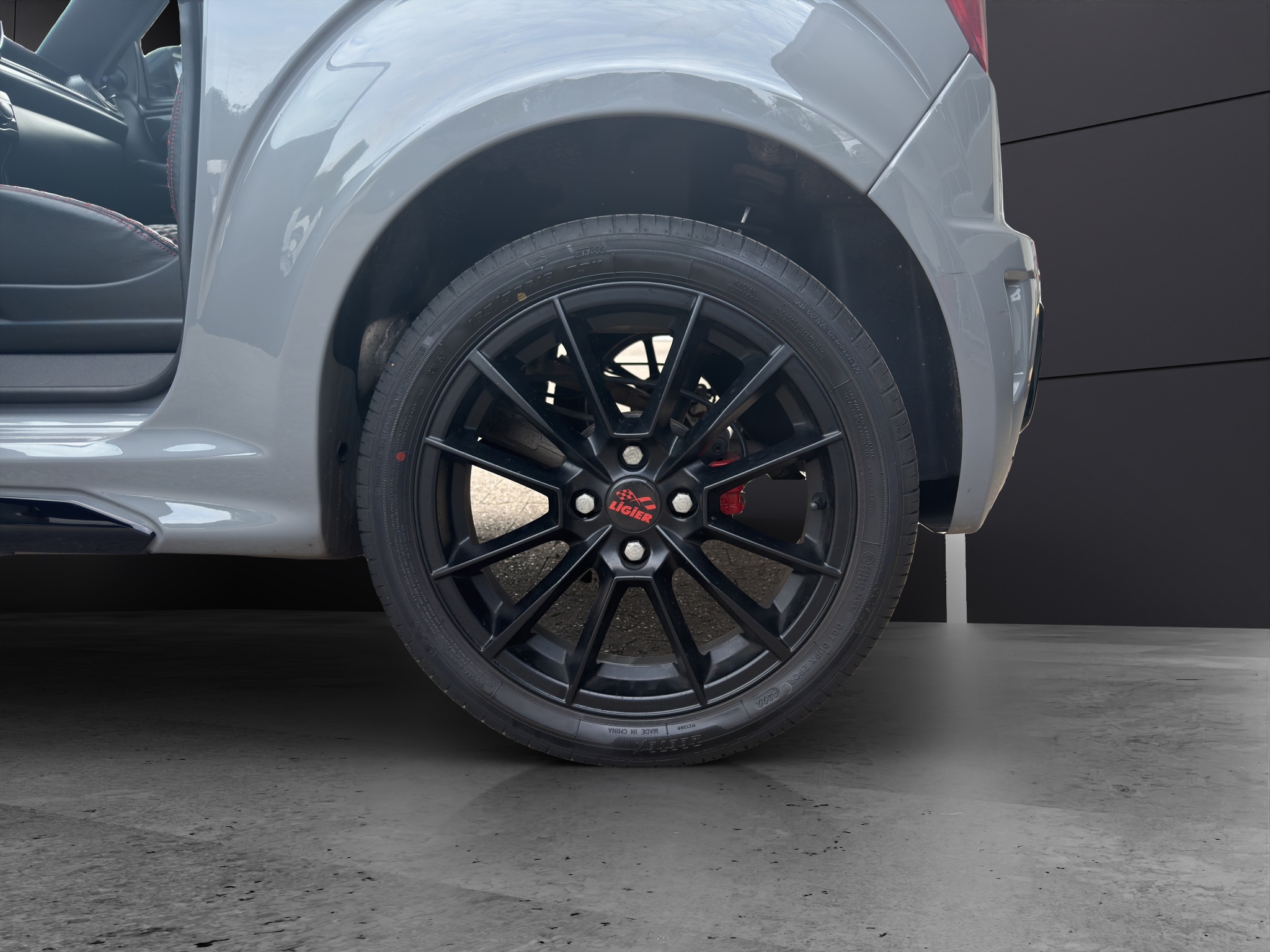 Der Ligier JS 50 ULTIMATE aus dem Jahr 2023 ist ein kompakter Zweisitzer mit 499 cm³ Dieselmotor und Automatikgetriebe Mit nur zwei Vorbesitzern präsentiert sich dieses Fahrzeug in einem gepflegten Zustand. Die asphaltgraue Sonderlackierung (nur bei den Ultimate Modellen) und das schwarze Kunstlederinterieur mit Sportsitzen und 16" Alufelgen in schwarz matt verleihen dem Fahrzeug ein ansprechendes Erscheinungsbild.